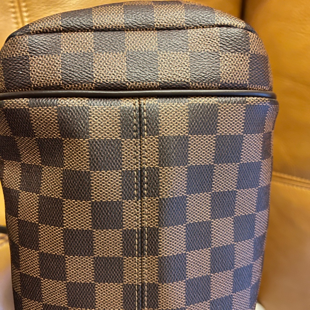 Louis Vuitton - Picture 7 of 12
